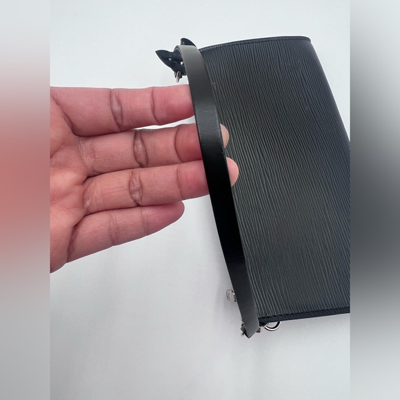 ♥️🌹LOUIS VUITTON POCHETTE EPI BLACK🌹♥️ - Picture 7 of 14